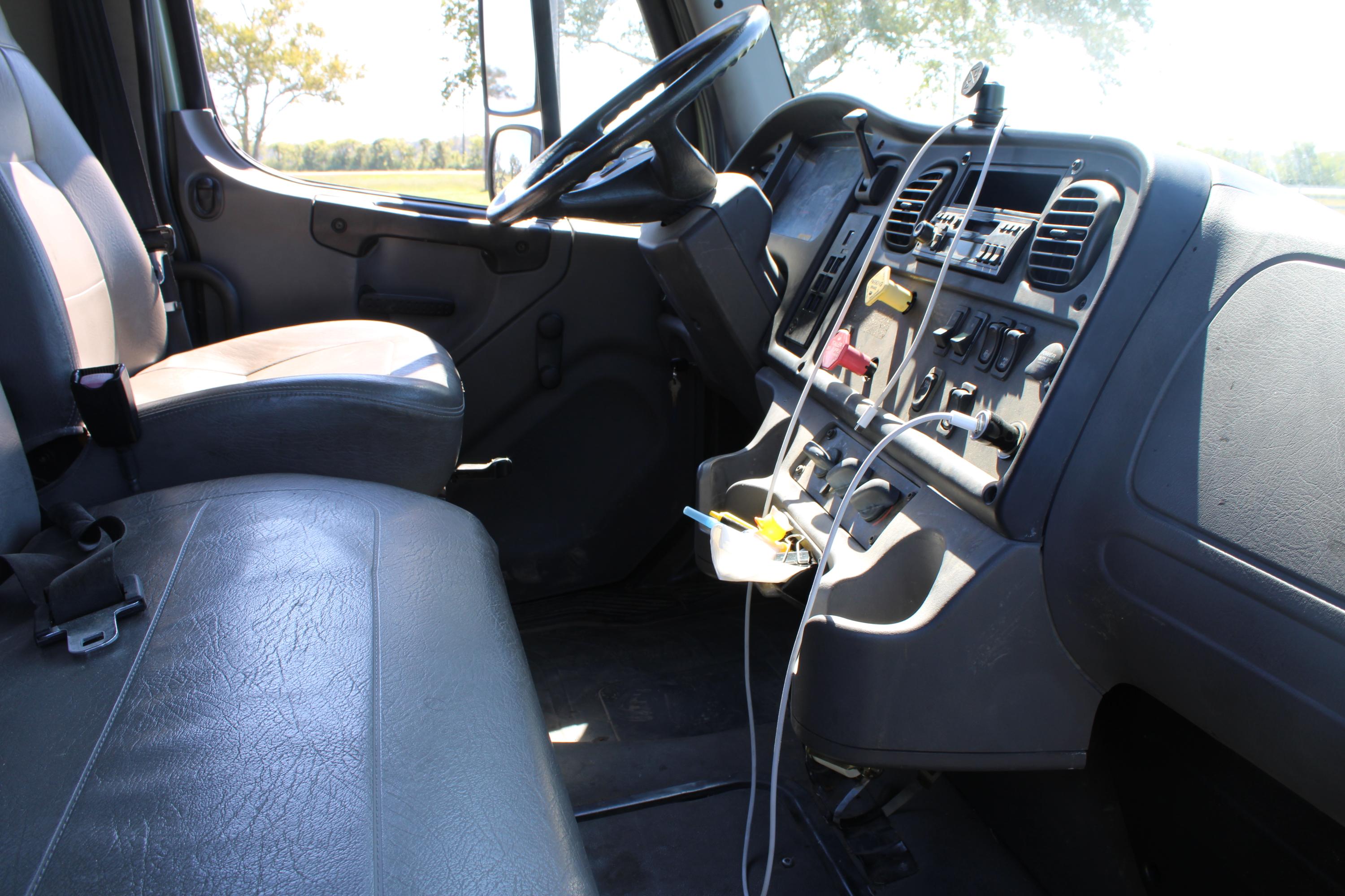 2005 Freightliner M2106 Crew Cab - image 18