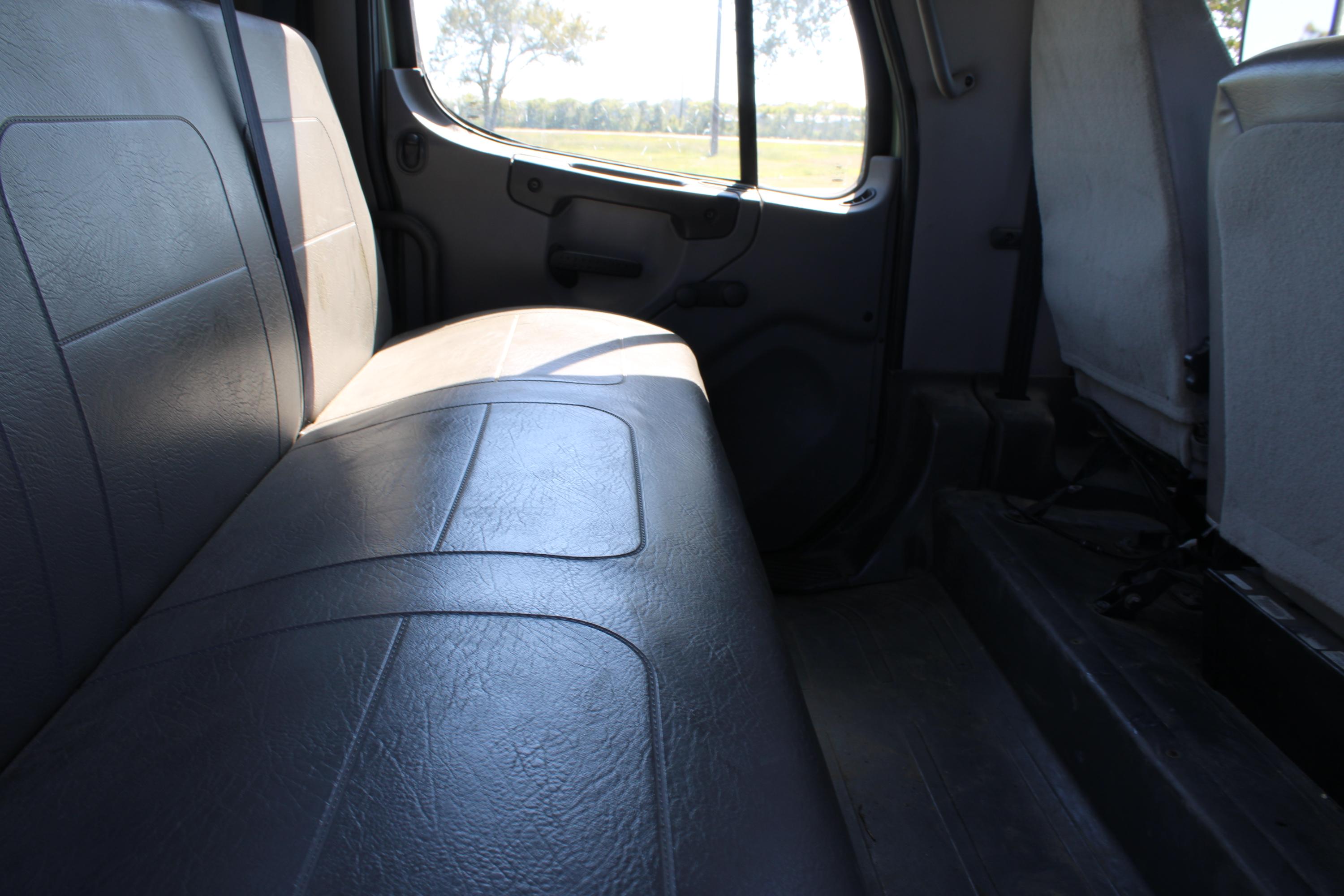 2005 Freightliner M2106 Crew Cab - image 22
