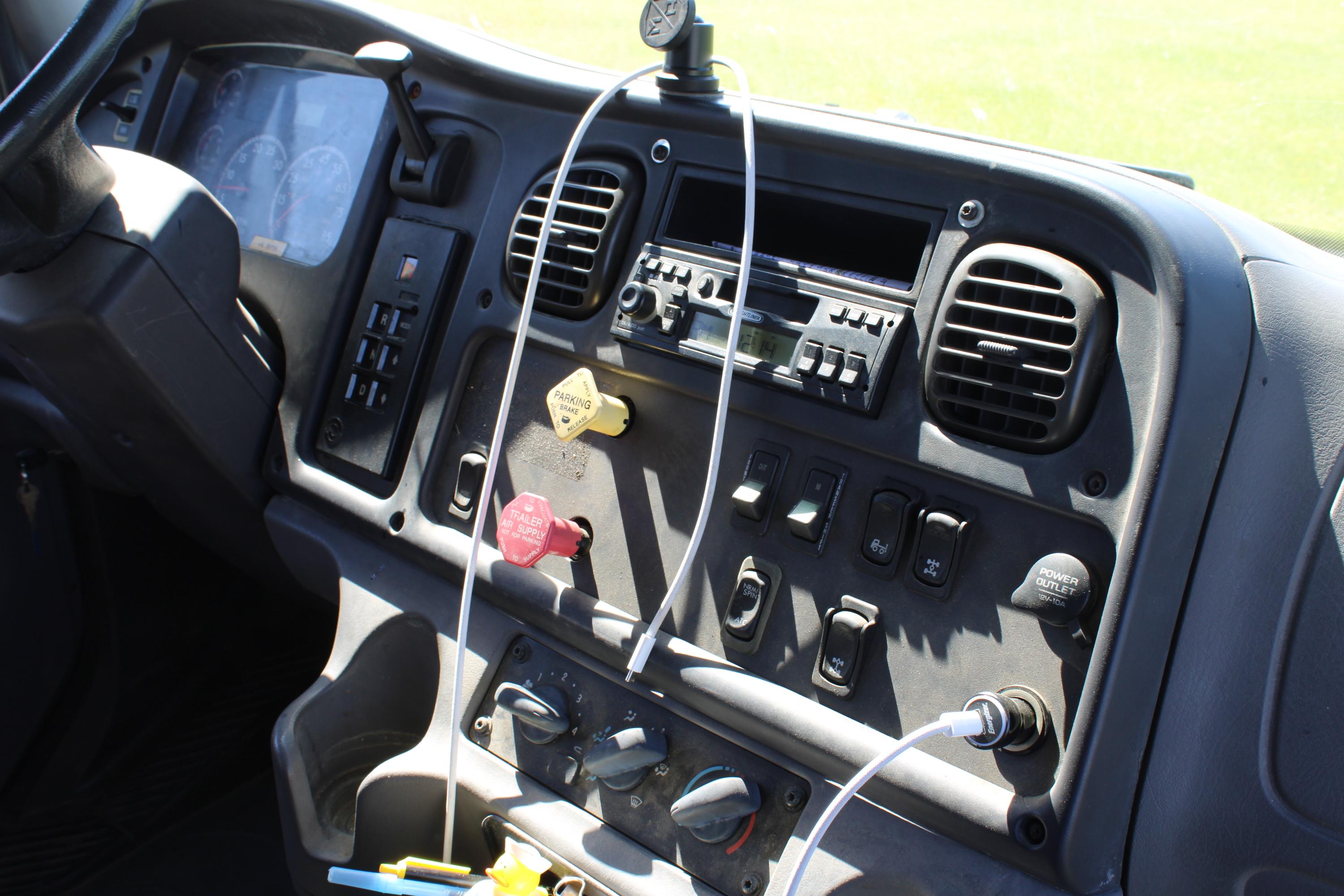 2005 Freightliner M2106 Crew Cab - image 20