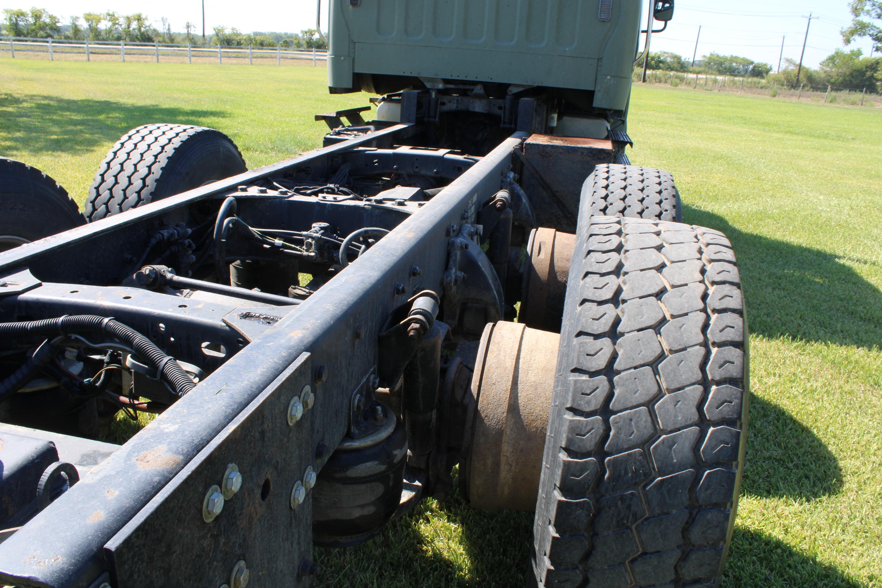 2005 Freightliner M2106 Crew Cab - image 13