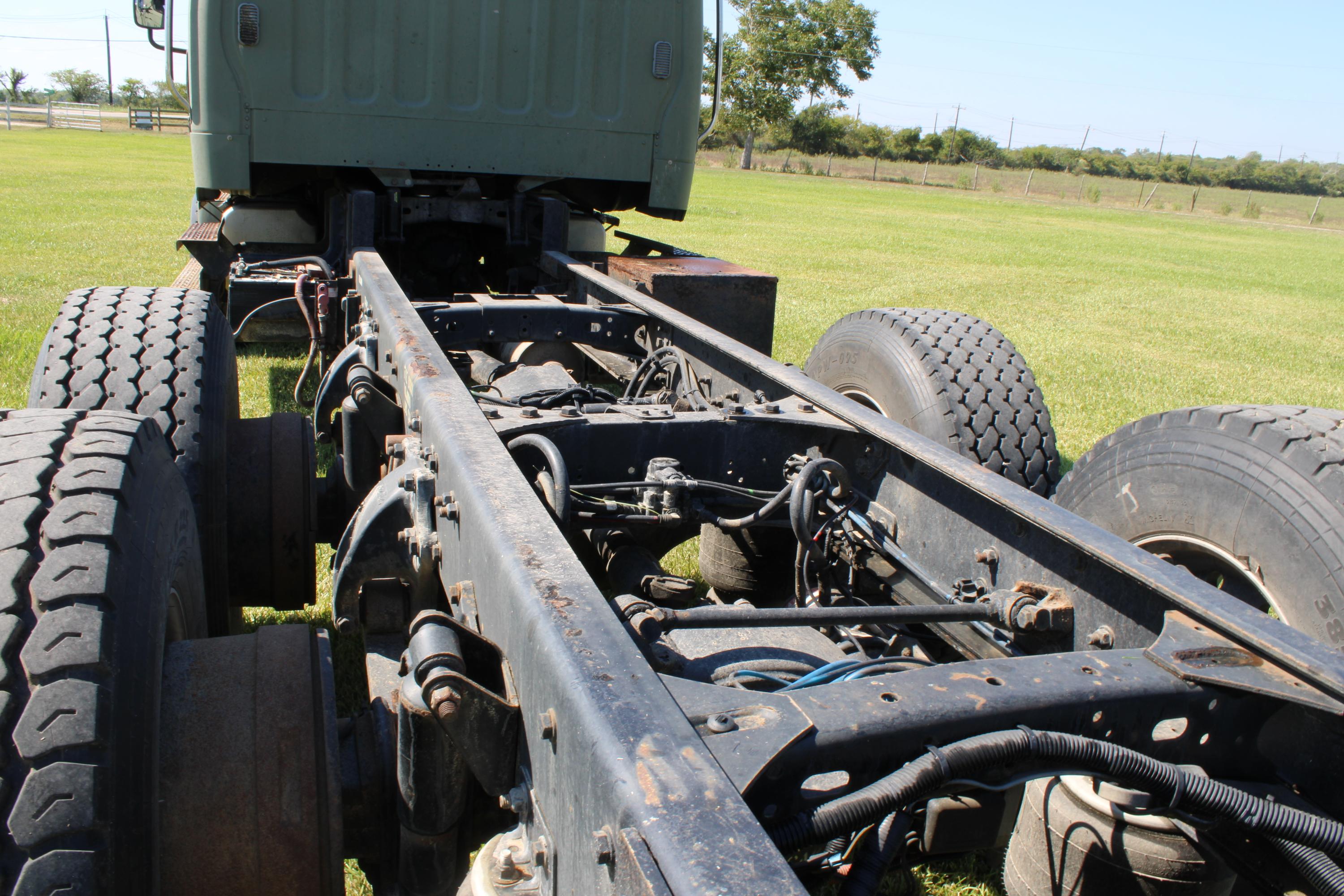 2005 Freightliner M2106 Crew Cab - image 12