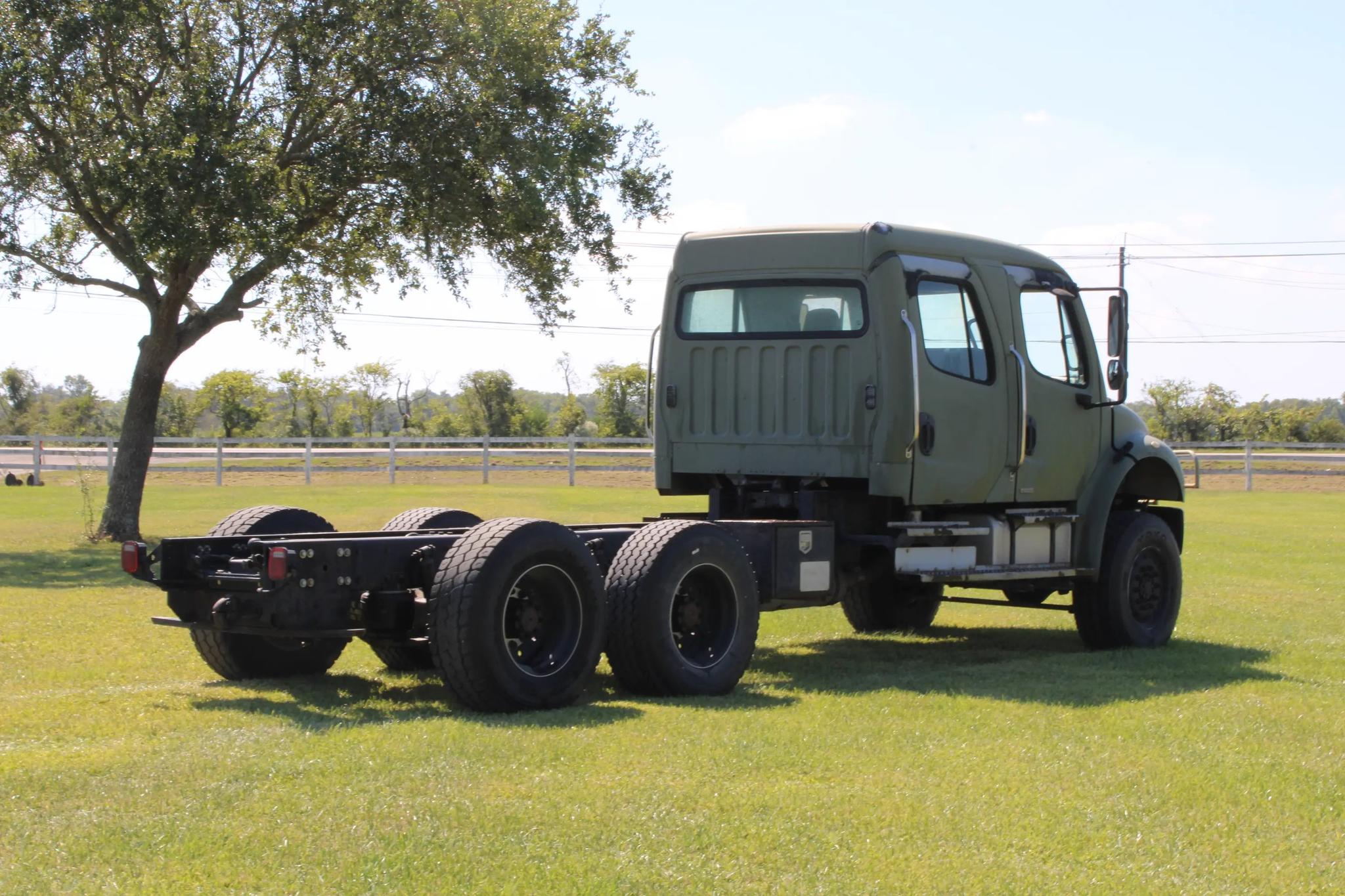 2005 Freightliner M2106 Crew Cab - image 5