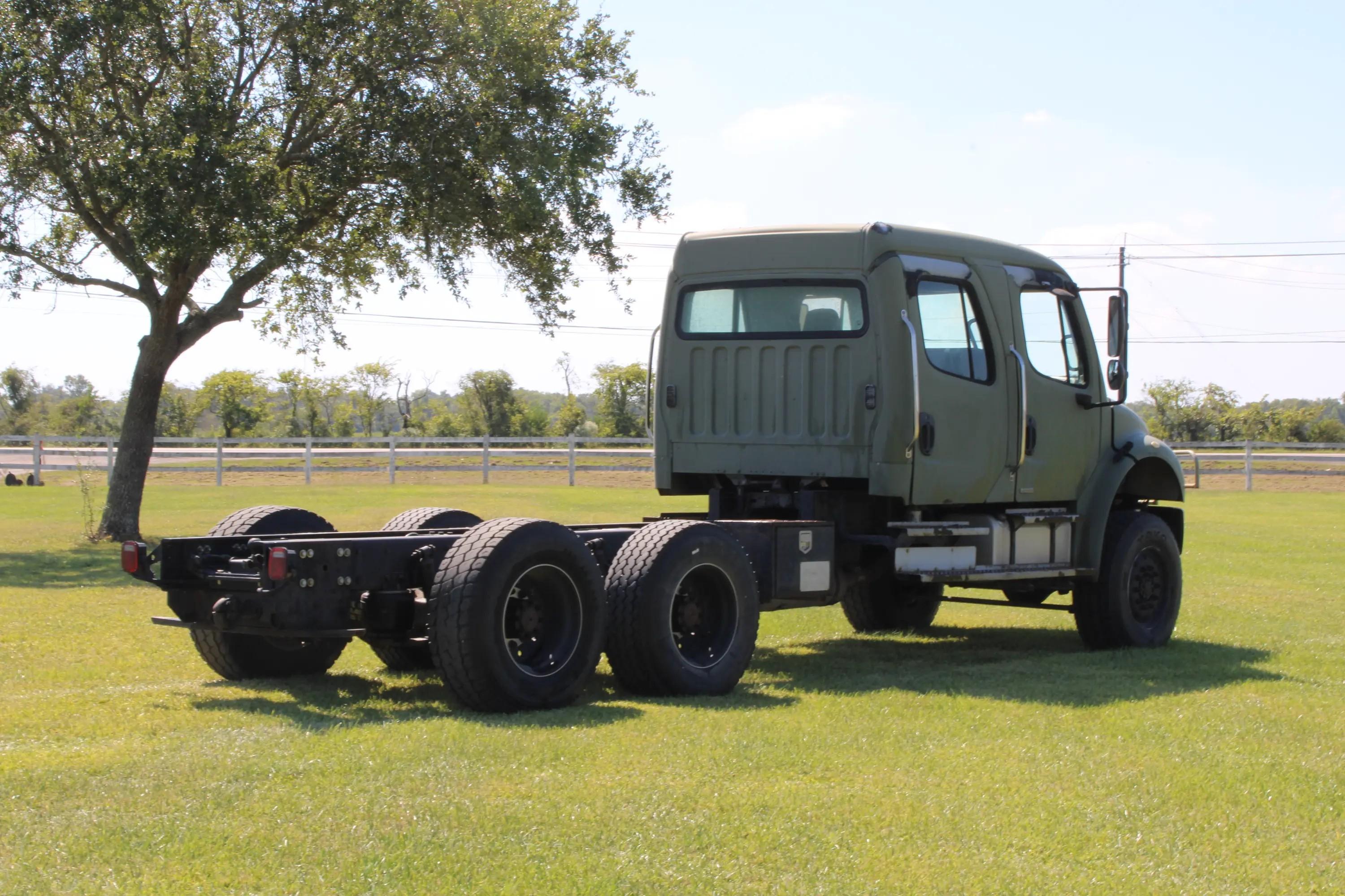 2005 Freightliner M2106 Crew Cab - image 5