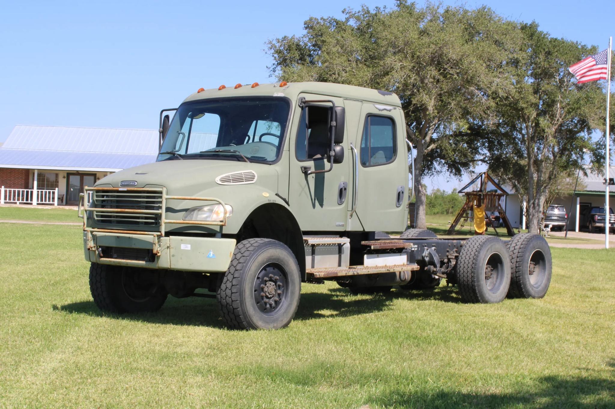 2005 Freightliner M2106 Crew Cab - image 4