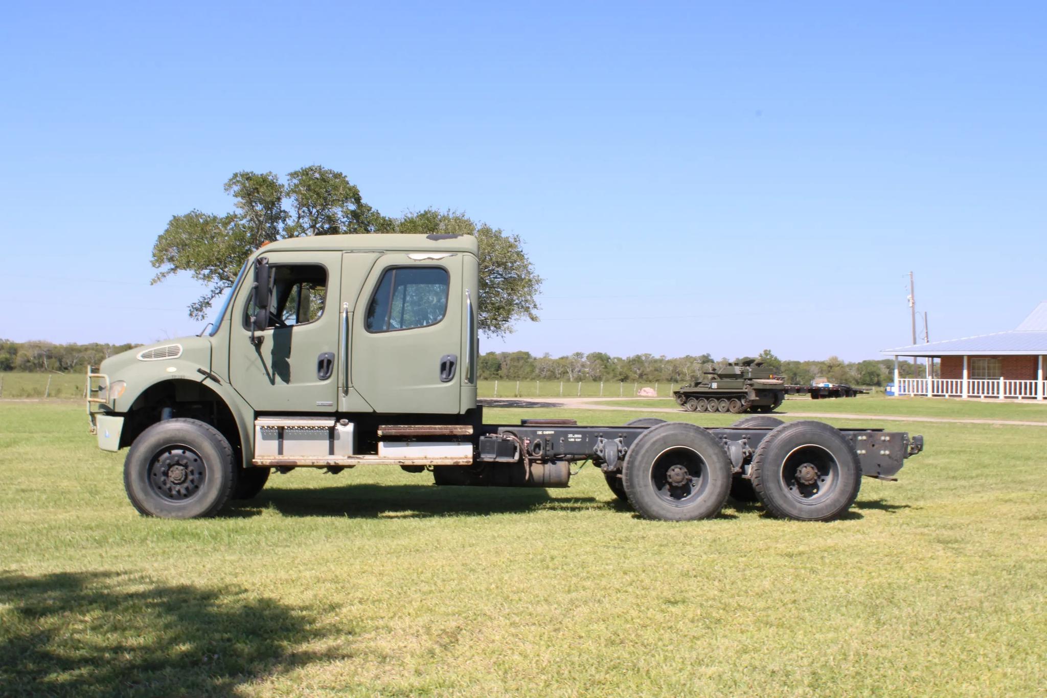 2005 Freightliner M2106 Crew Cab - image 2