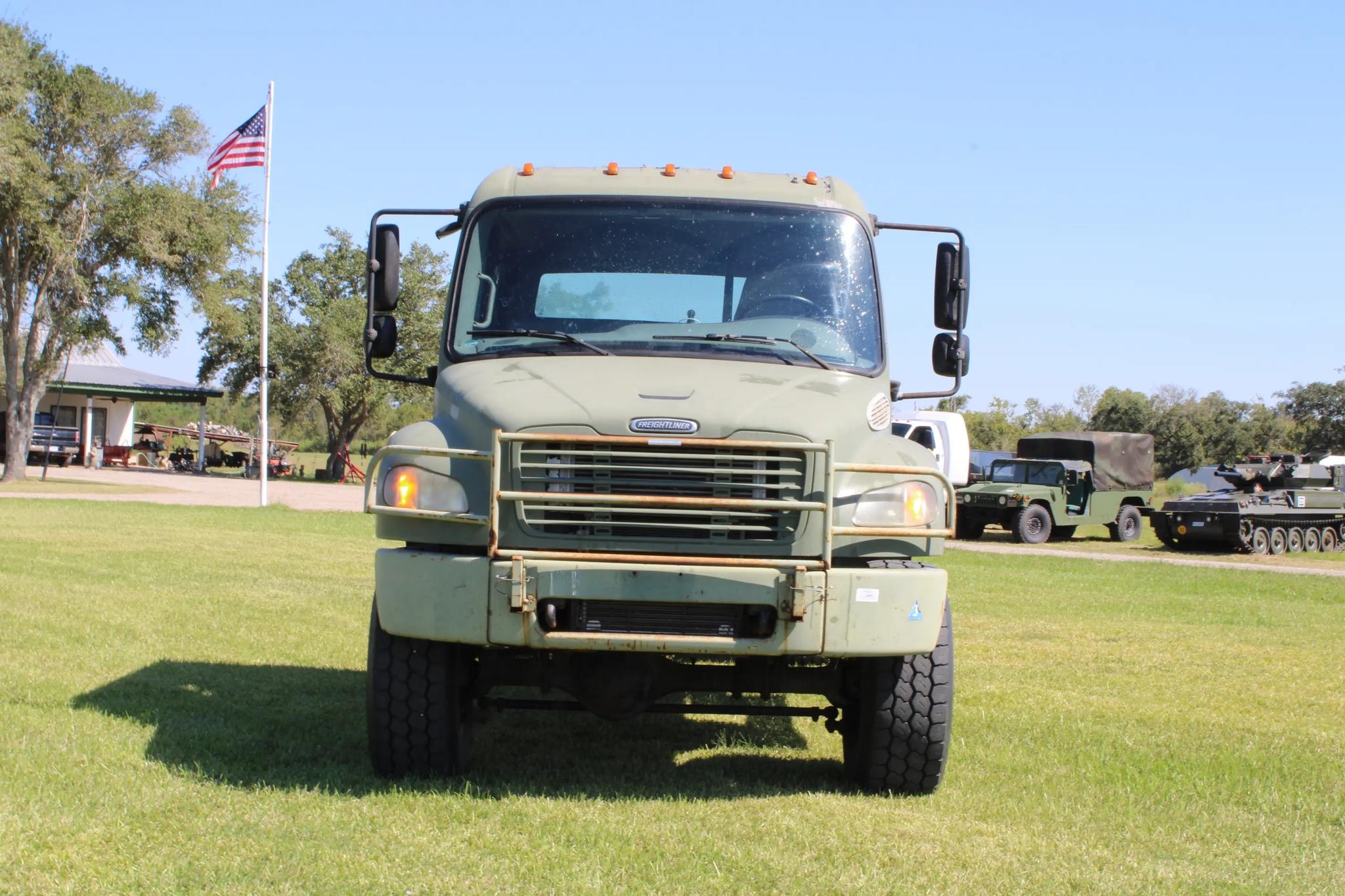 2005 Freightliner M2106 Crew Cab - image 3