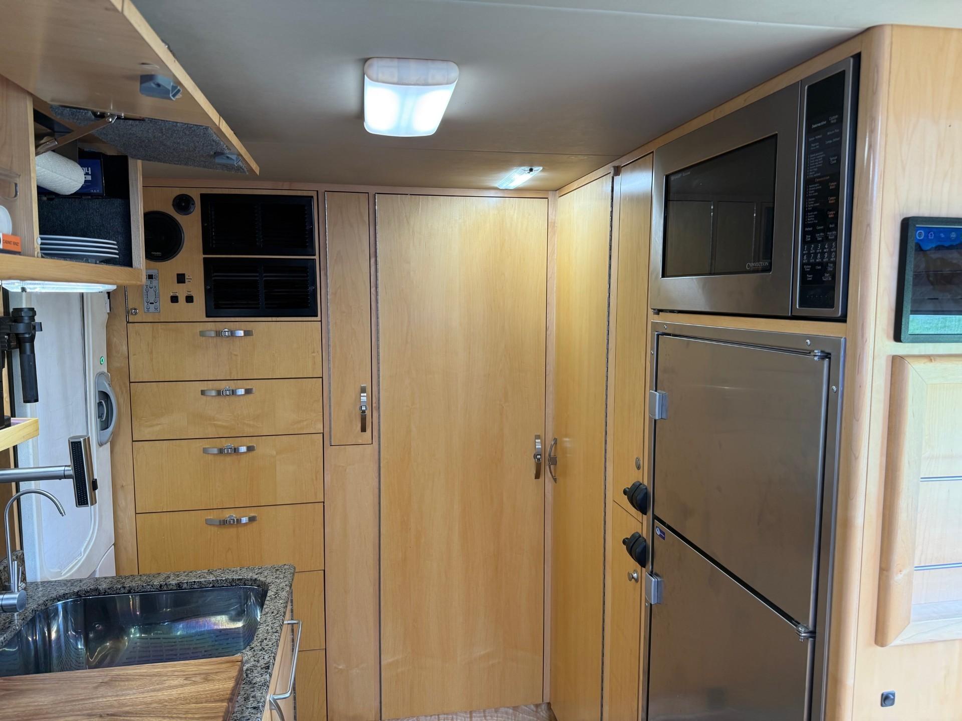 2011 EarthRoamer XV-LT 105 - image 36