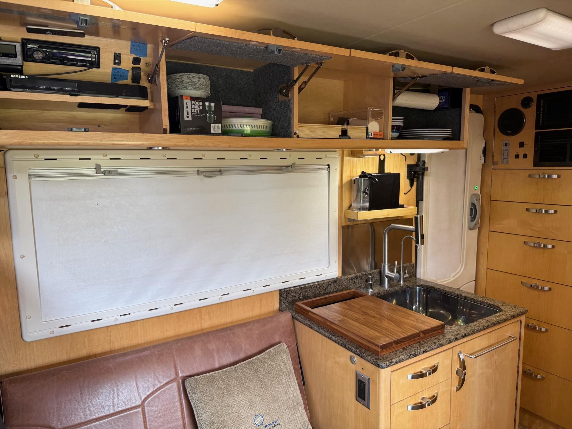 2011 EarthRoamer XV-LT 105 - image 27