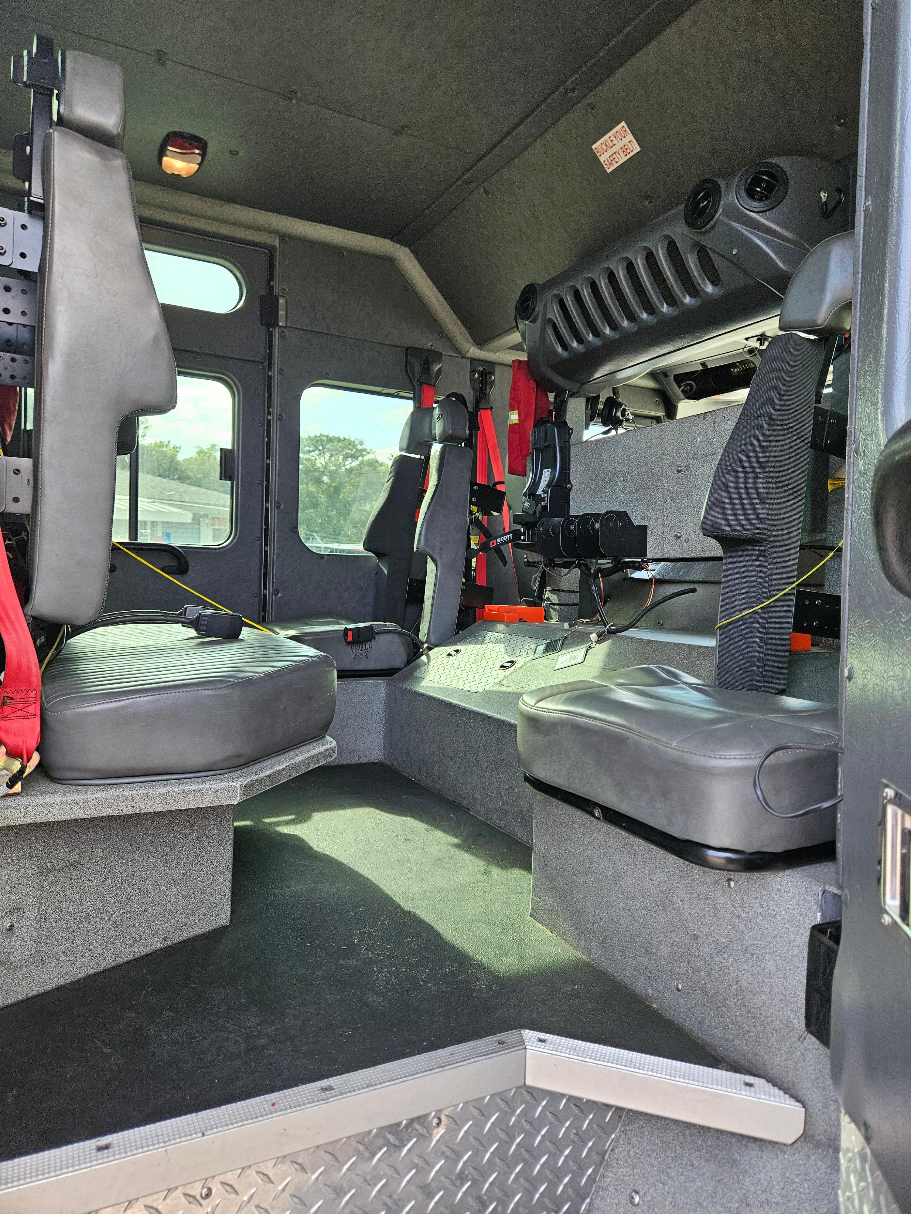2005 E-One Typhoon Pumper - image 9