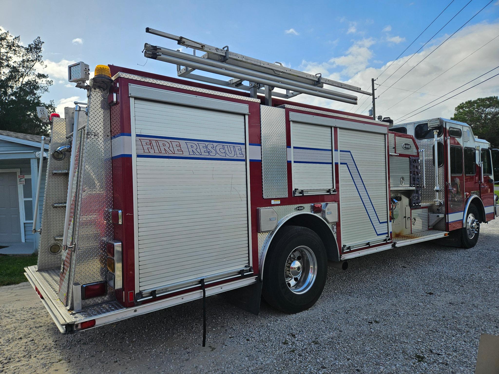 2005 E-One Typhoon Pumper - image 3