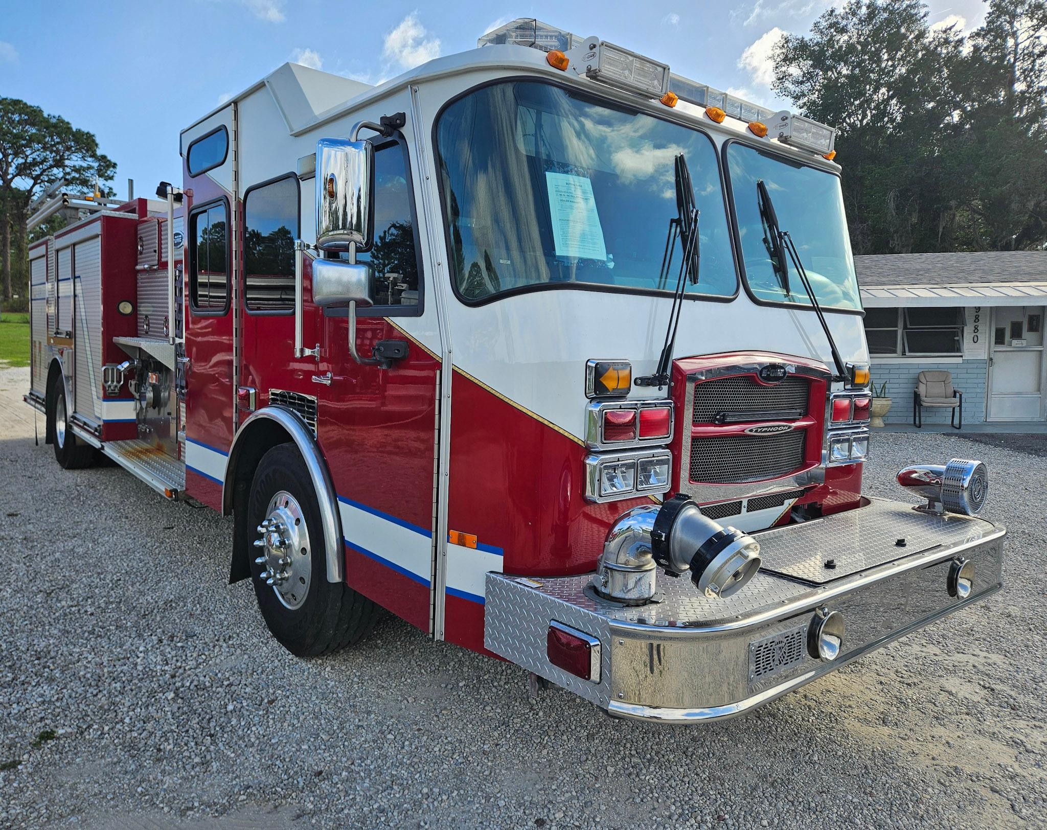 2005 E-One Typhoon Pumper - image 2