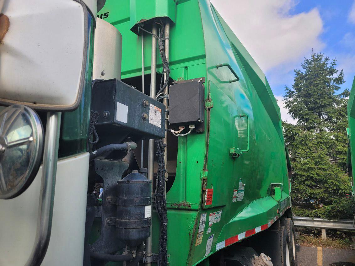 2016 Mack McNeilus Rear Loader - image 6