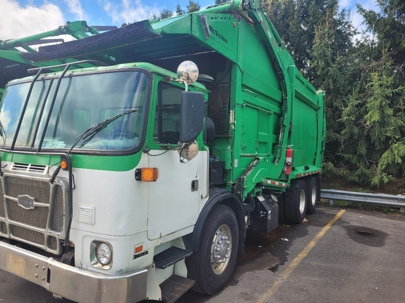2020 Autocar McNeilus Front Loader