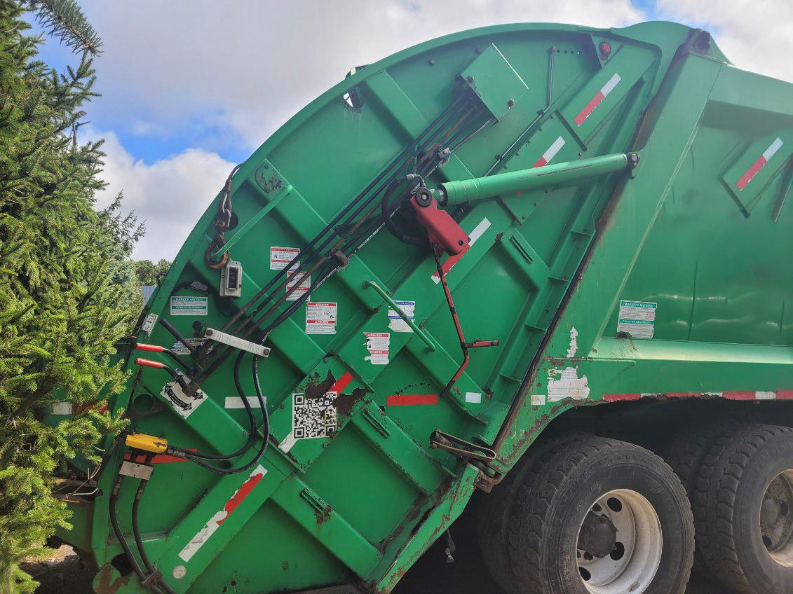 2016 Mack McNeilus Rear Loader - image 3