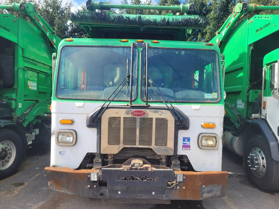 2022 Peterbilt McNeilus Front Loader - image 2