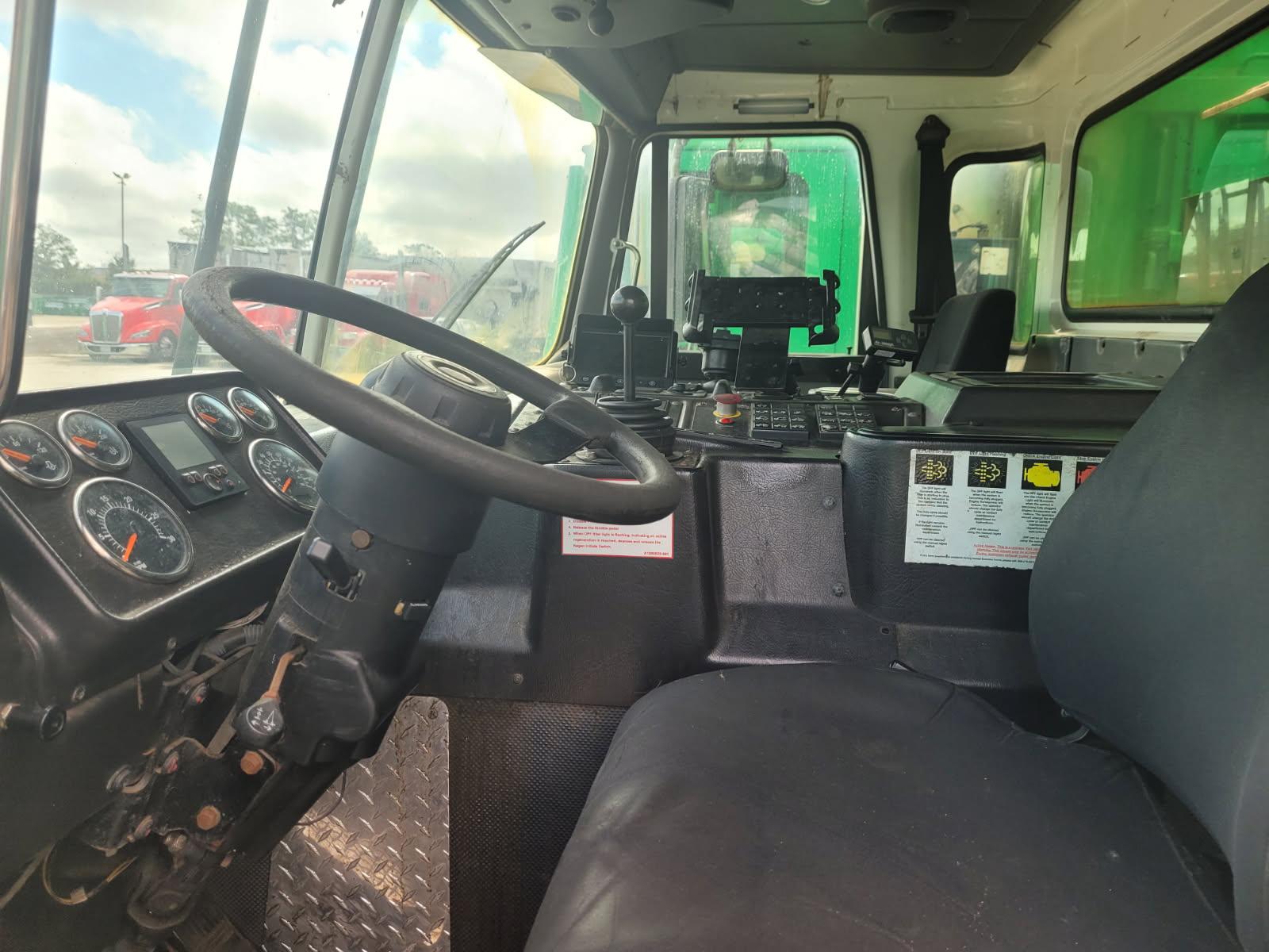 2020 Autocar McNeilus Front Loader - image 3