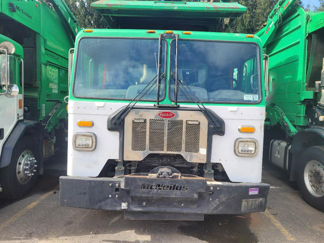 2022 Peterbilt McNeilus Front Loader - image 2