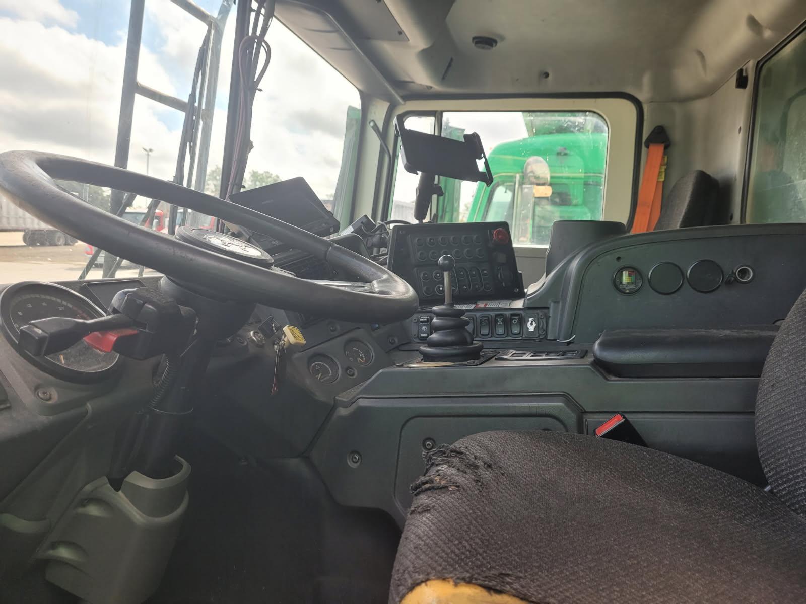 2020 Autocar McNeilus Front Loader - image 4