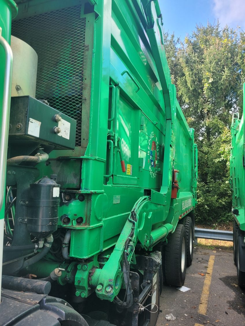 2020 Autocar McNeilus Front Loader - image 5