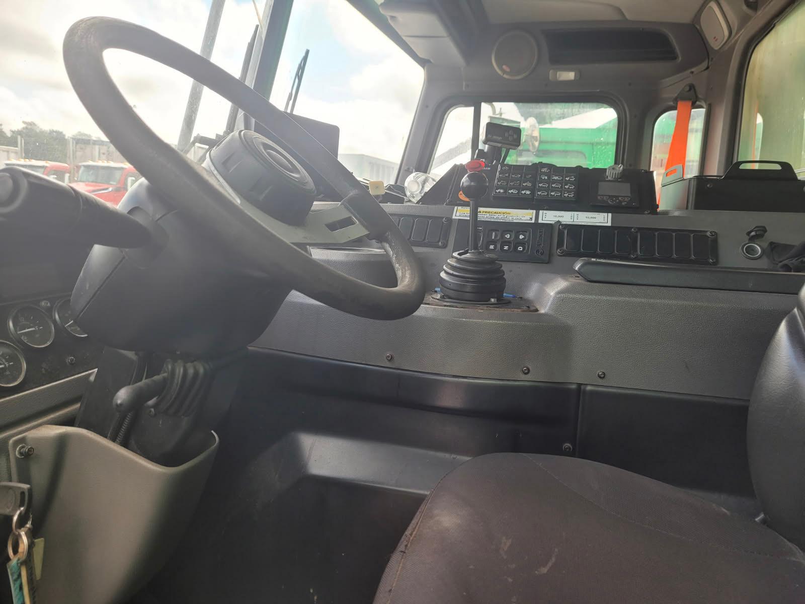 2022 Peterbilt McNeilus Front Loader - image 4