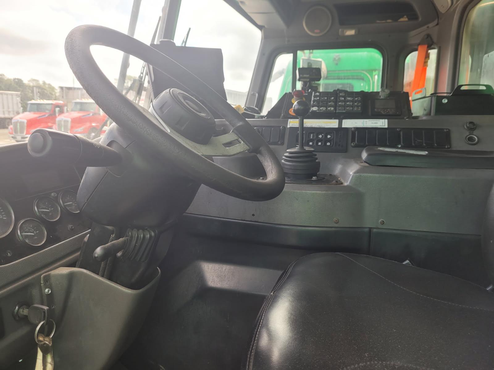 2020 Mack Heil Front Loader - image 4