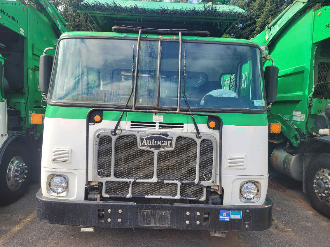 2023 Autocar McNeilus Front Loader - image 2