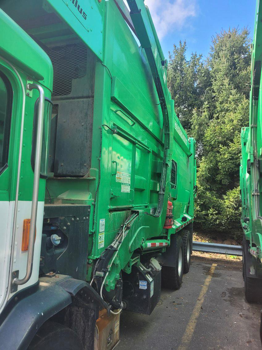 2022 Peterbilt McNeilus Front Loader - image 3