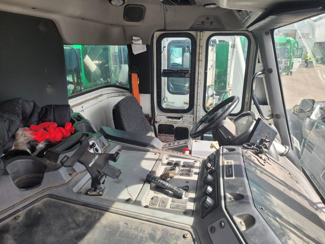 2016 Mack McNeilus Rear Loader - image 4