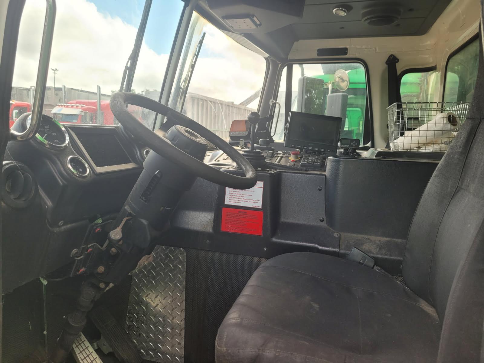 2022 Peterbilt McNeilus Front Loader - image 5