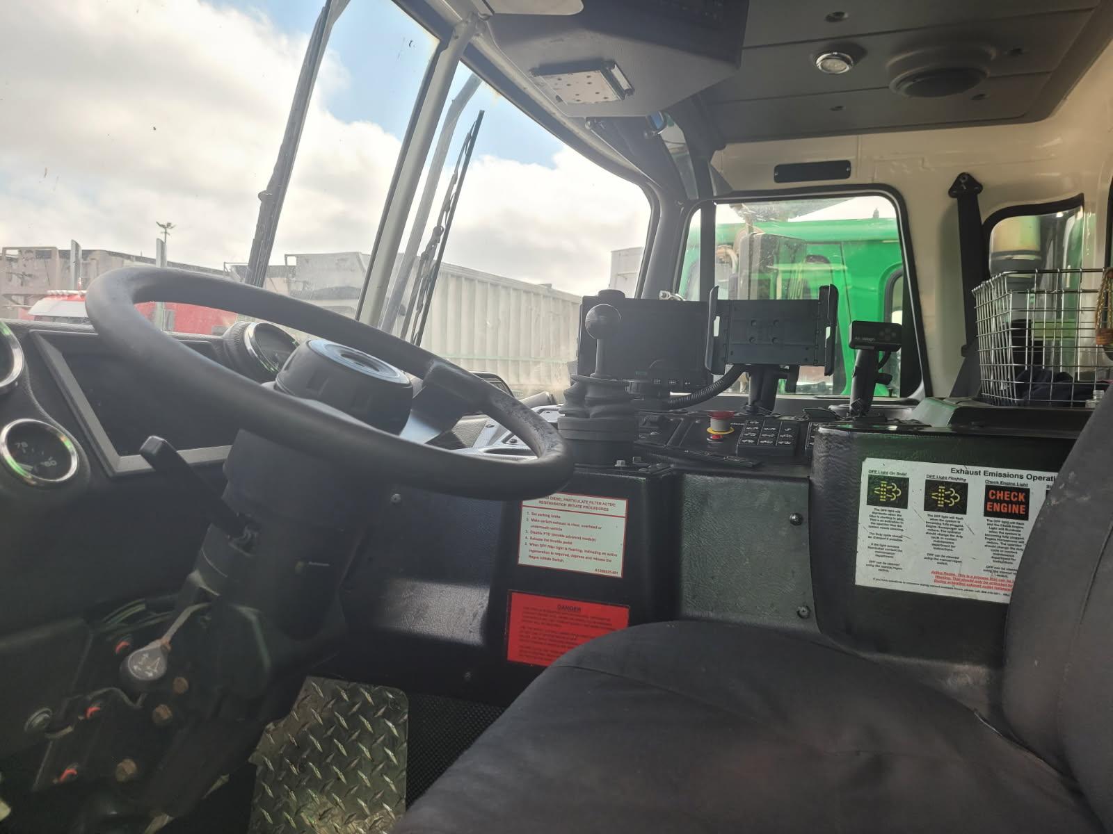 2023 Autocar McNeilus Front Loader - image 4