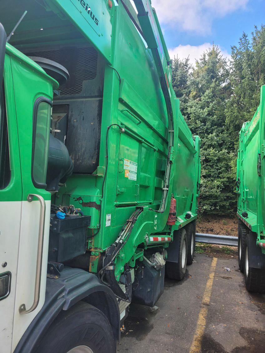 2022 Peterbilt McNeilus Front Loader - image 4