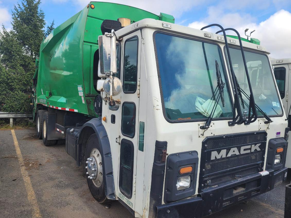 2016 Mack McNeilus Rear Loader - image 2