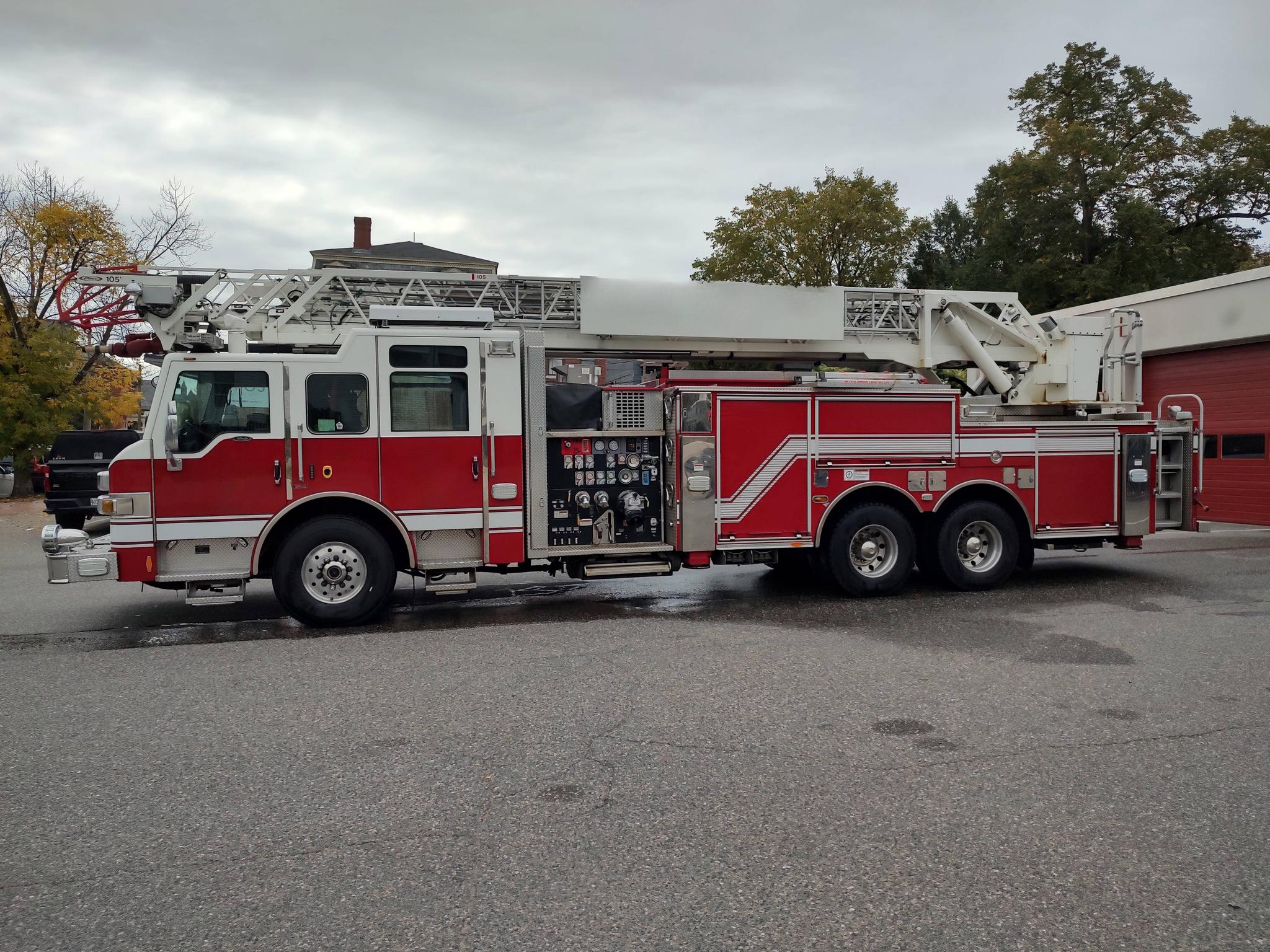 2011 Pierce Velocity 105' Quint - image 1