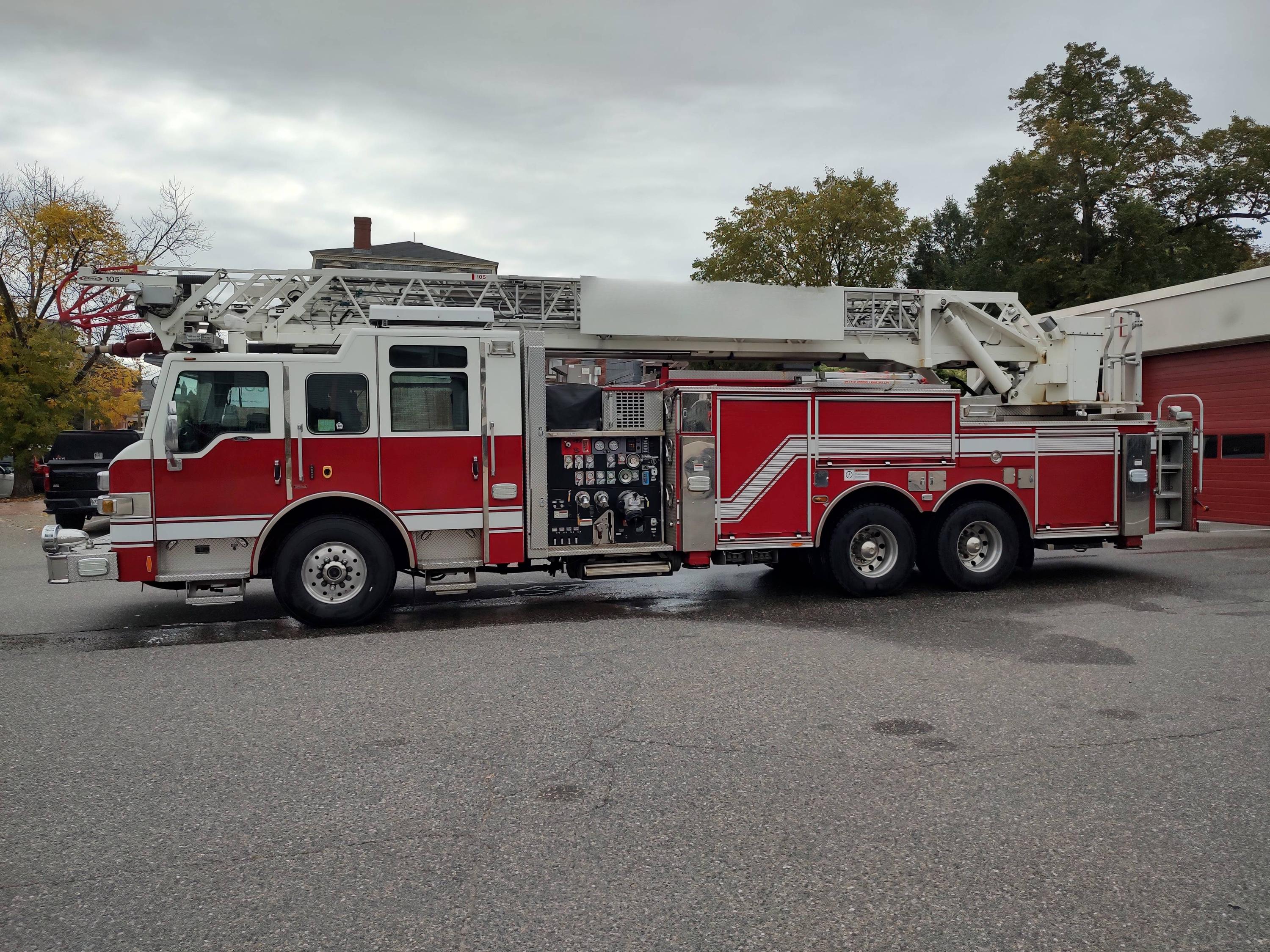 2011 Pierce Velocity 105' Quint - image 1