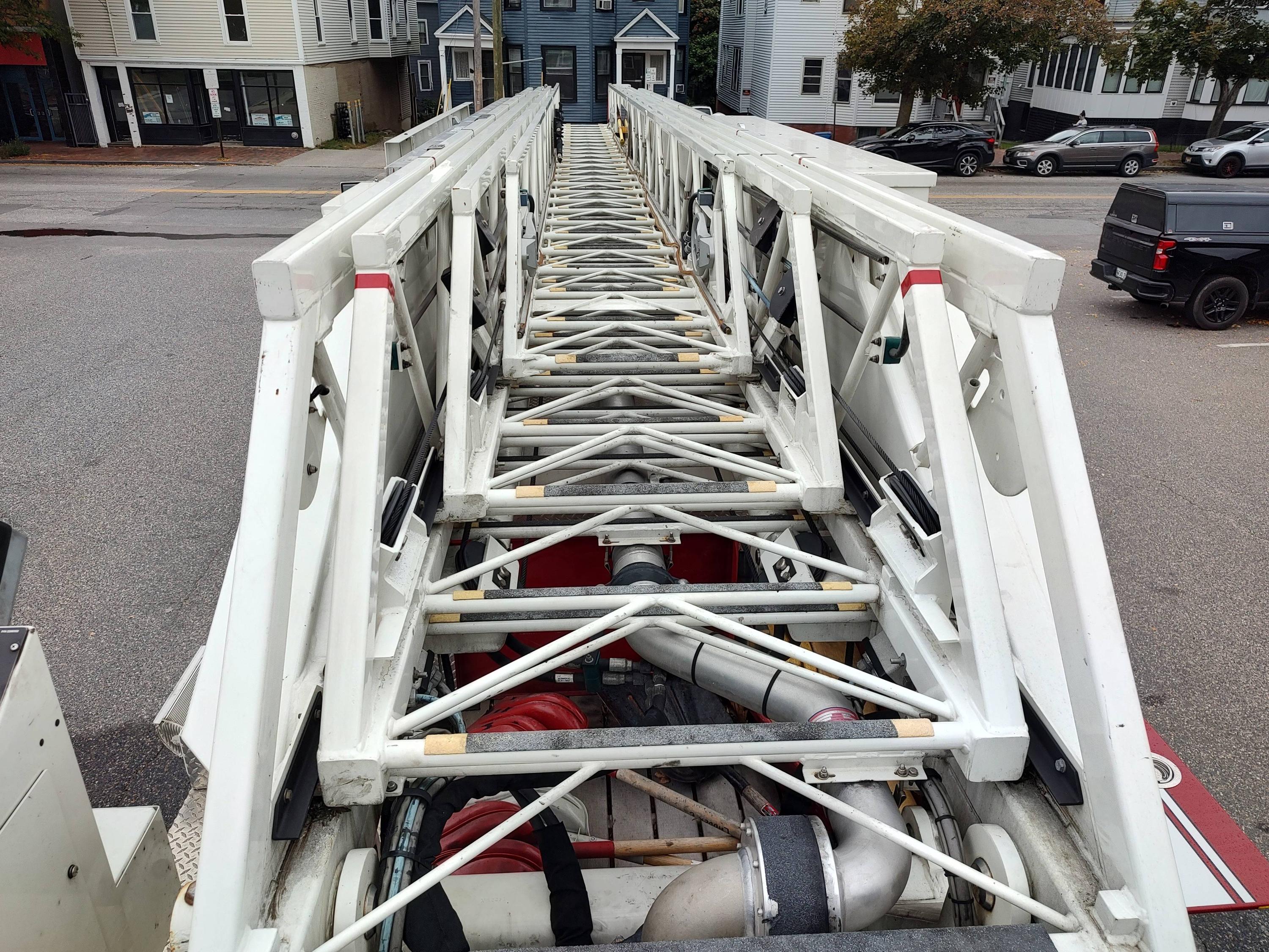 2011 Pierce Velocity 105' Quint - image 24