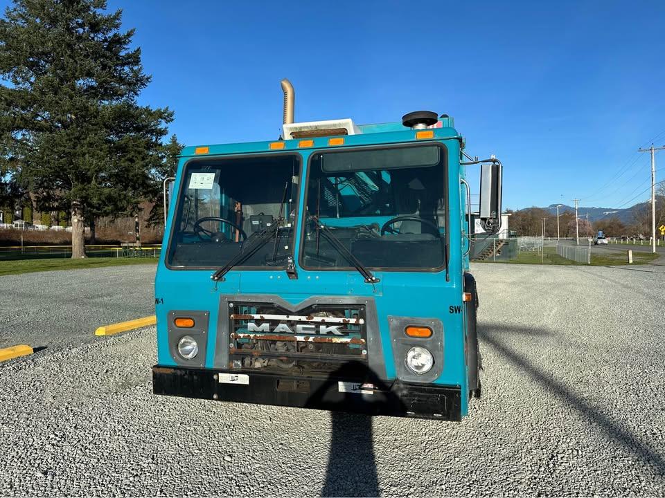 2009 Mack Heil Automated Side Loader - image 2