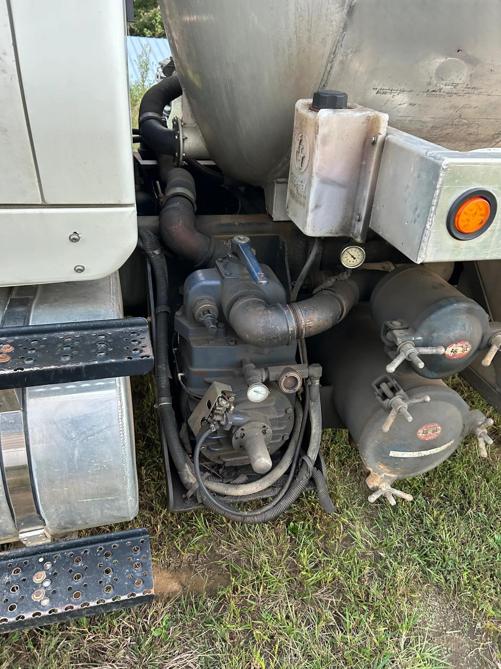 2012 International 7500 Workstar Septic - image 4