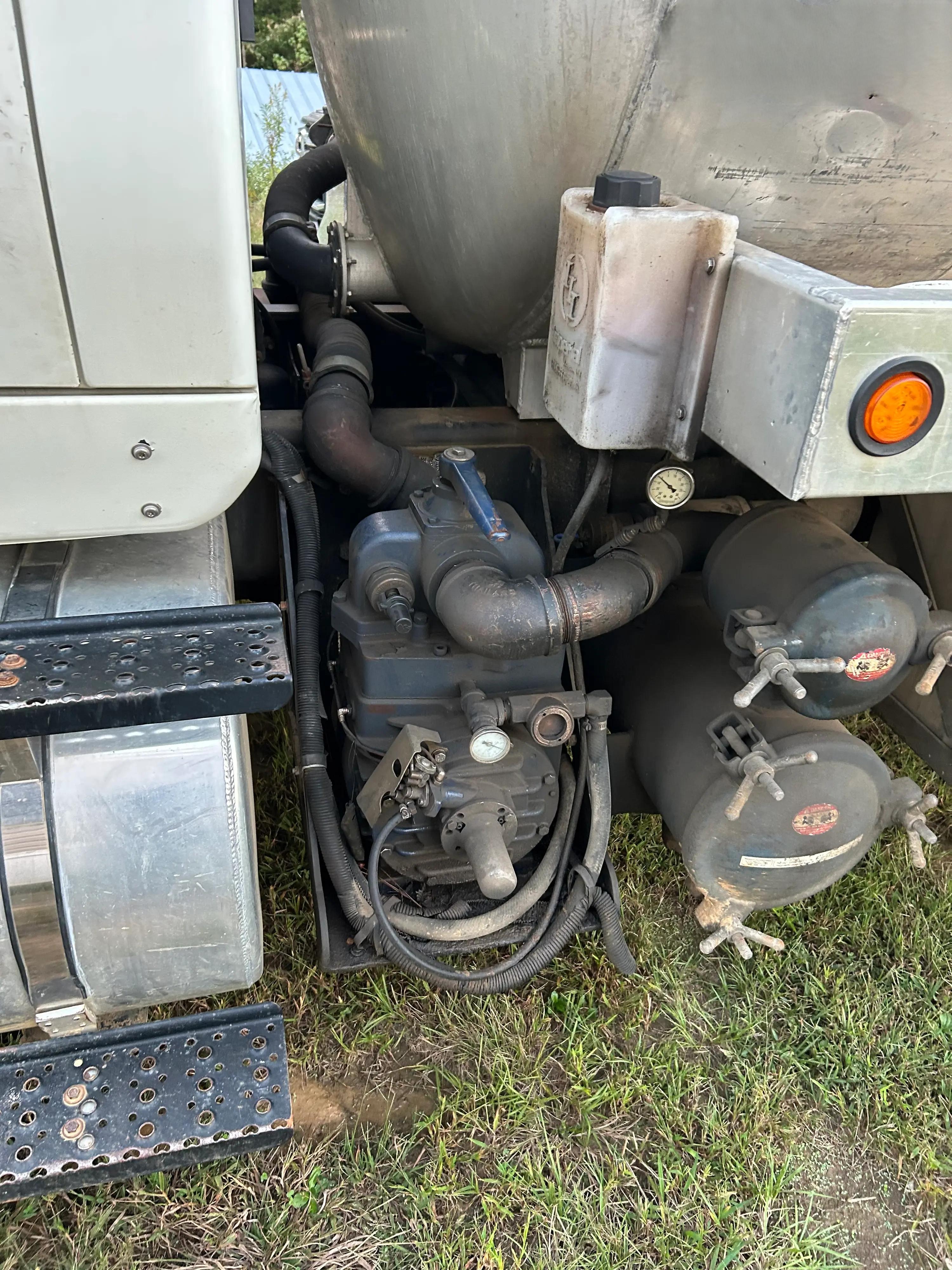2012 International 7500 Workstar Septic - image 4