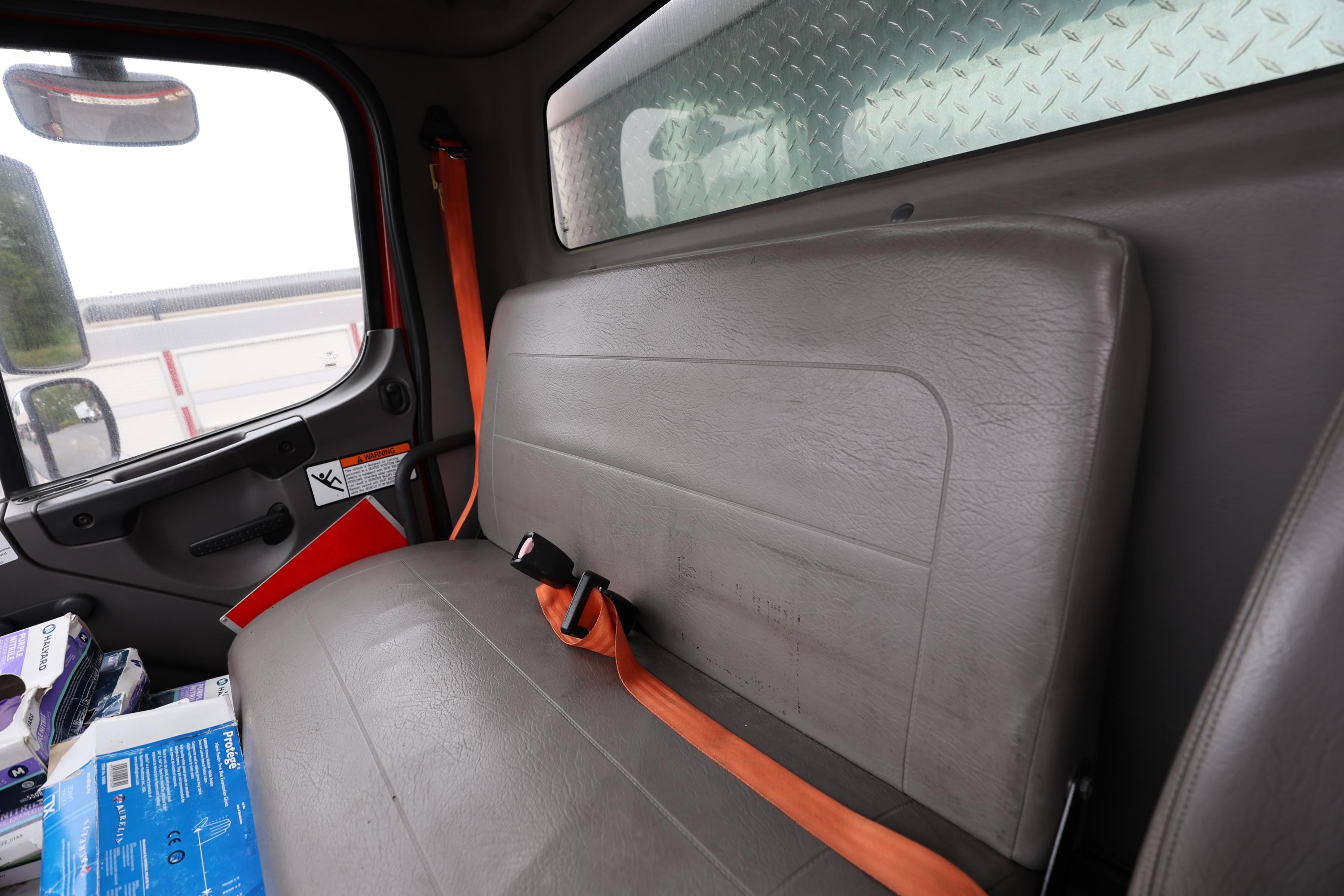 2005 E-One Freightliner Pumper - image 18
