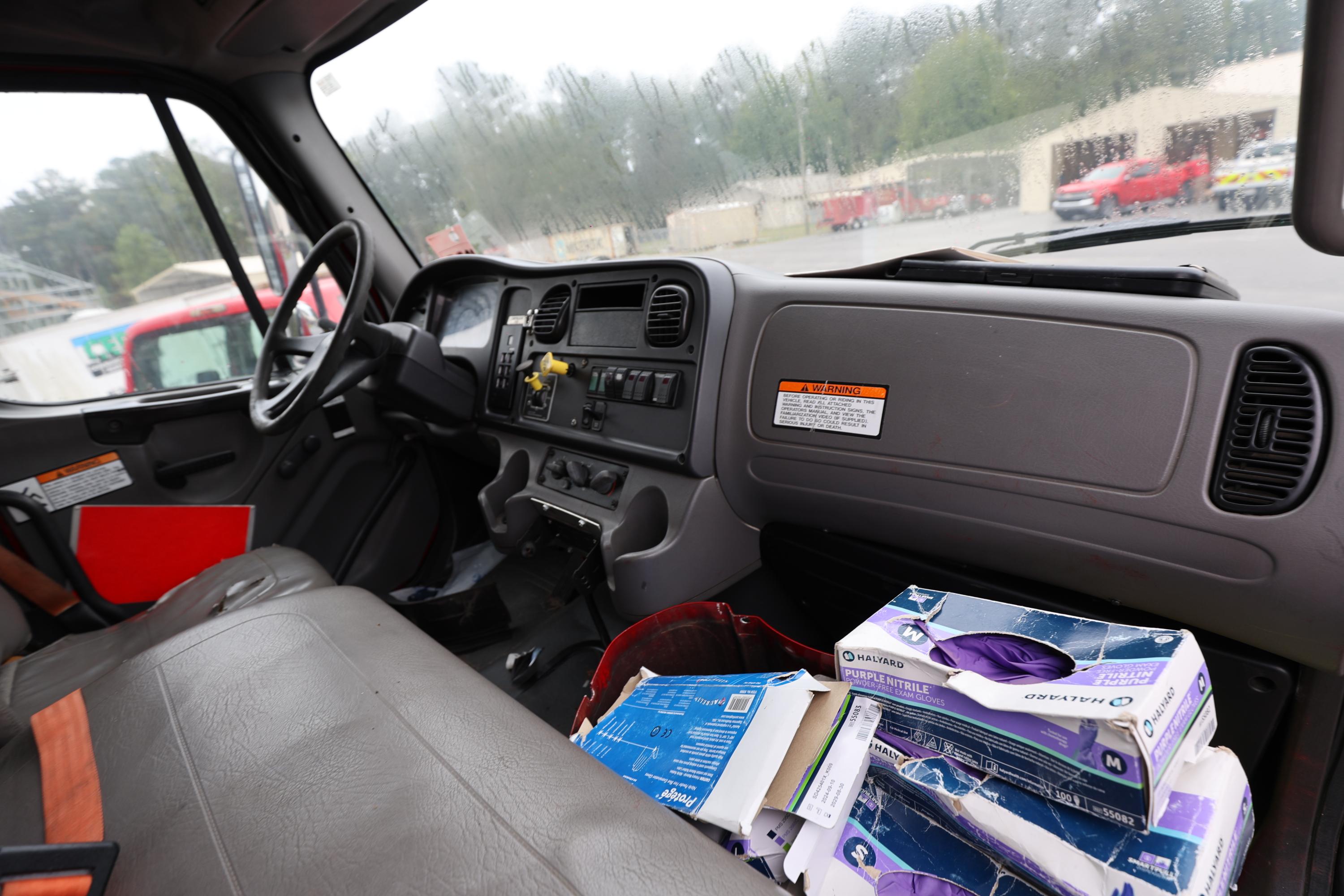 2005 E-One Freightliner Pumper - image 24