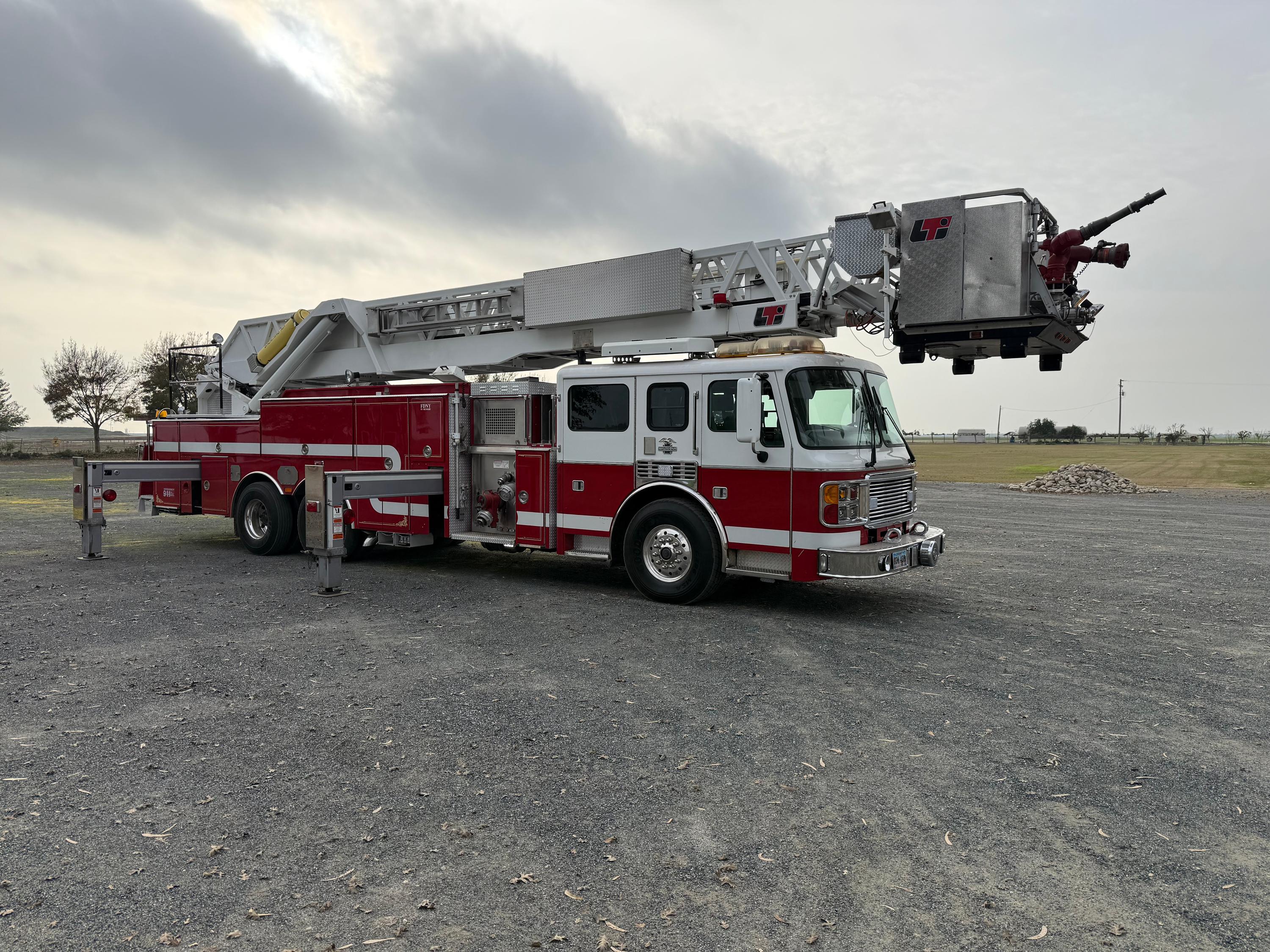 2000 American LaFrance 105' Aerial - image 21