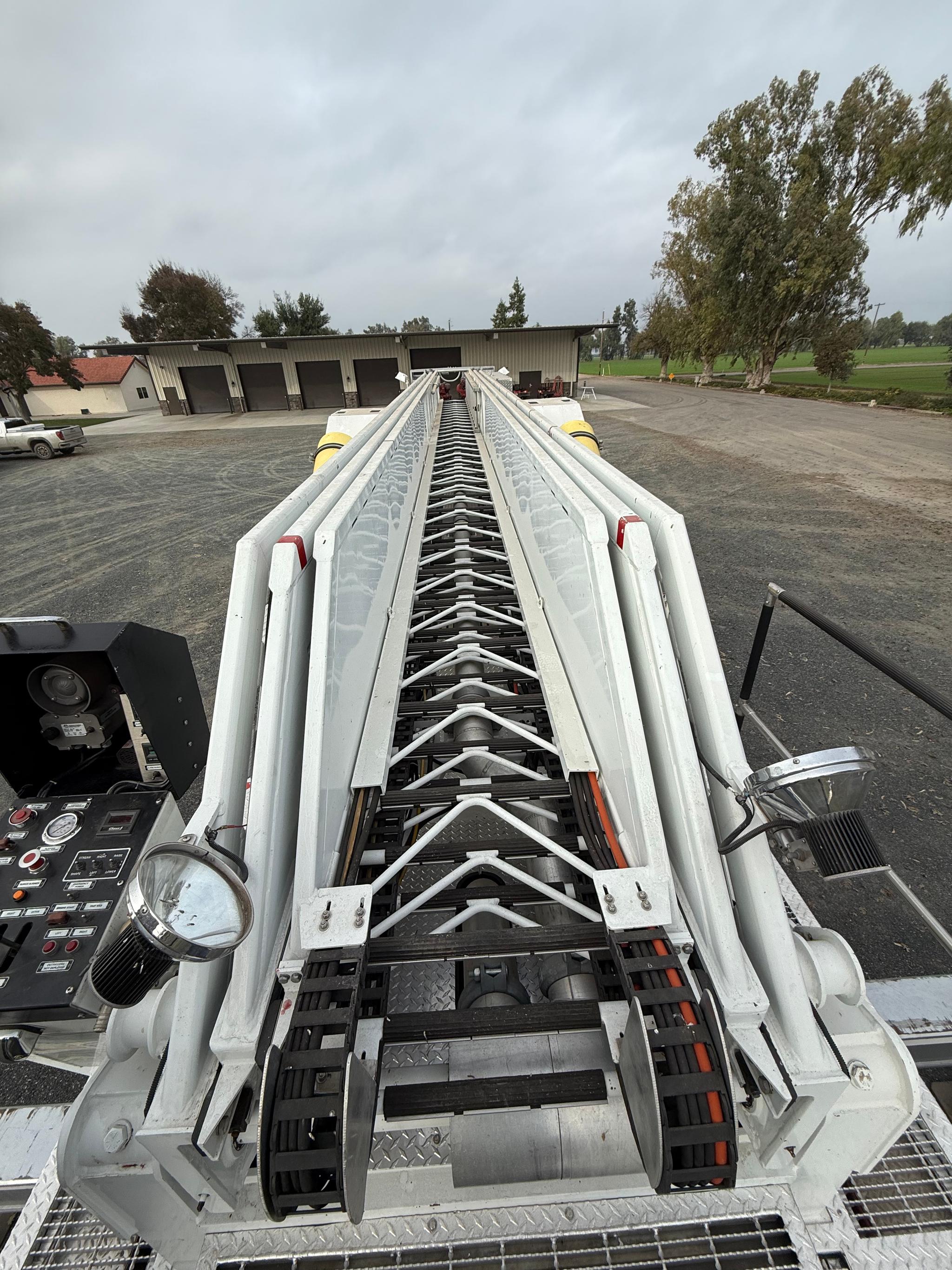 2000 American LaFrance 105' Aerial - image 3