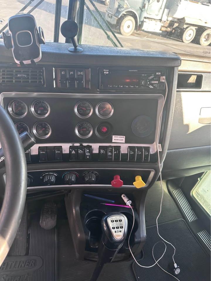 2016 Kenworth T800 Dump Truck - image 5