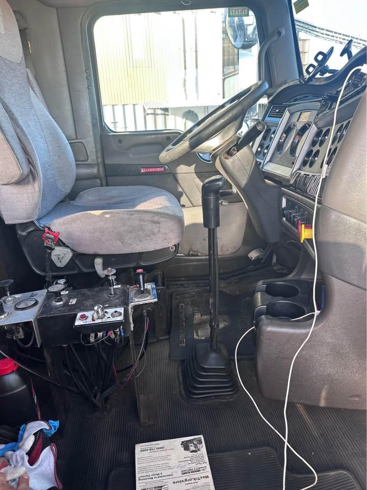 2016 Kenworth T800 Dump Truck - image 4