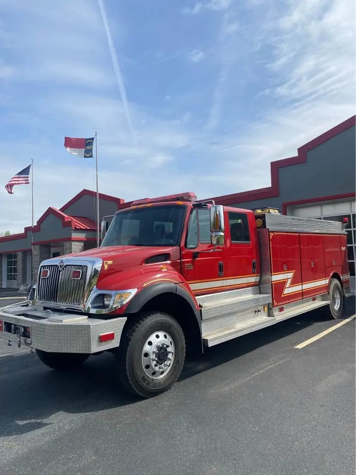 2004 International 7300 4x4 Crew Cab with Pump