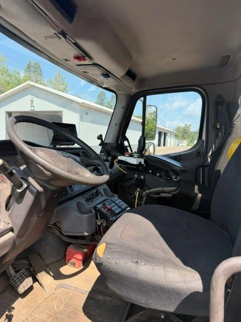 2013 Freightliner McNeilus Automated Side Loader - image 3
