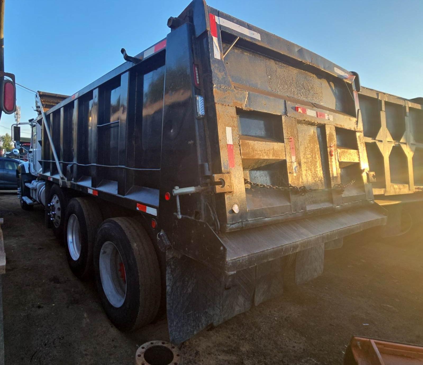 2014 Mack Gu813 Dump Truck - image 4