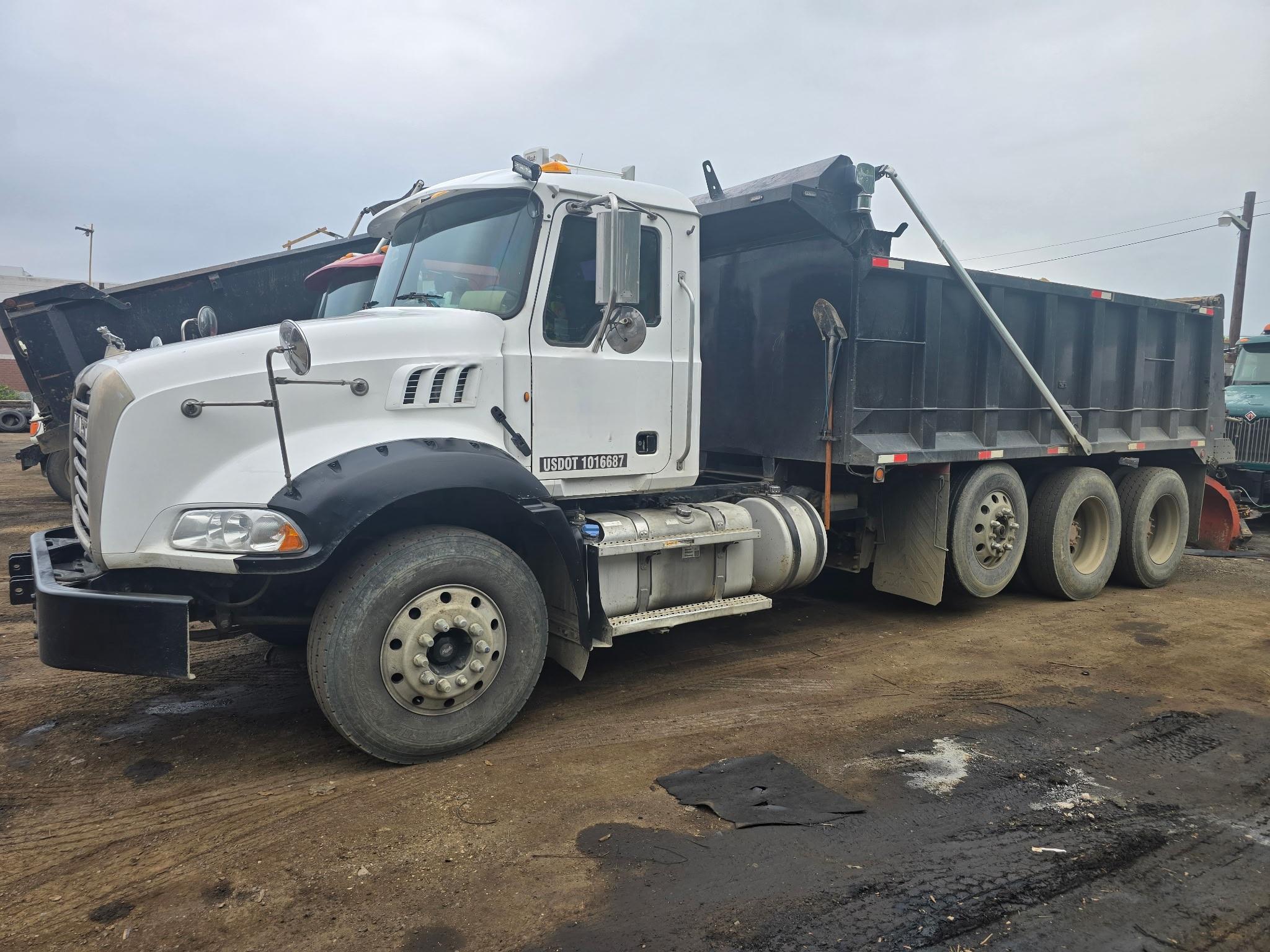 2014 Mack Gu813 Dump Truck - image 1