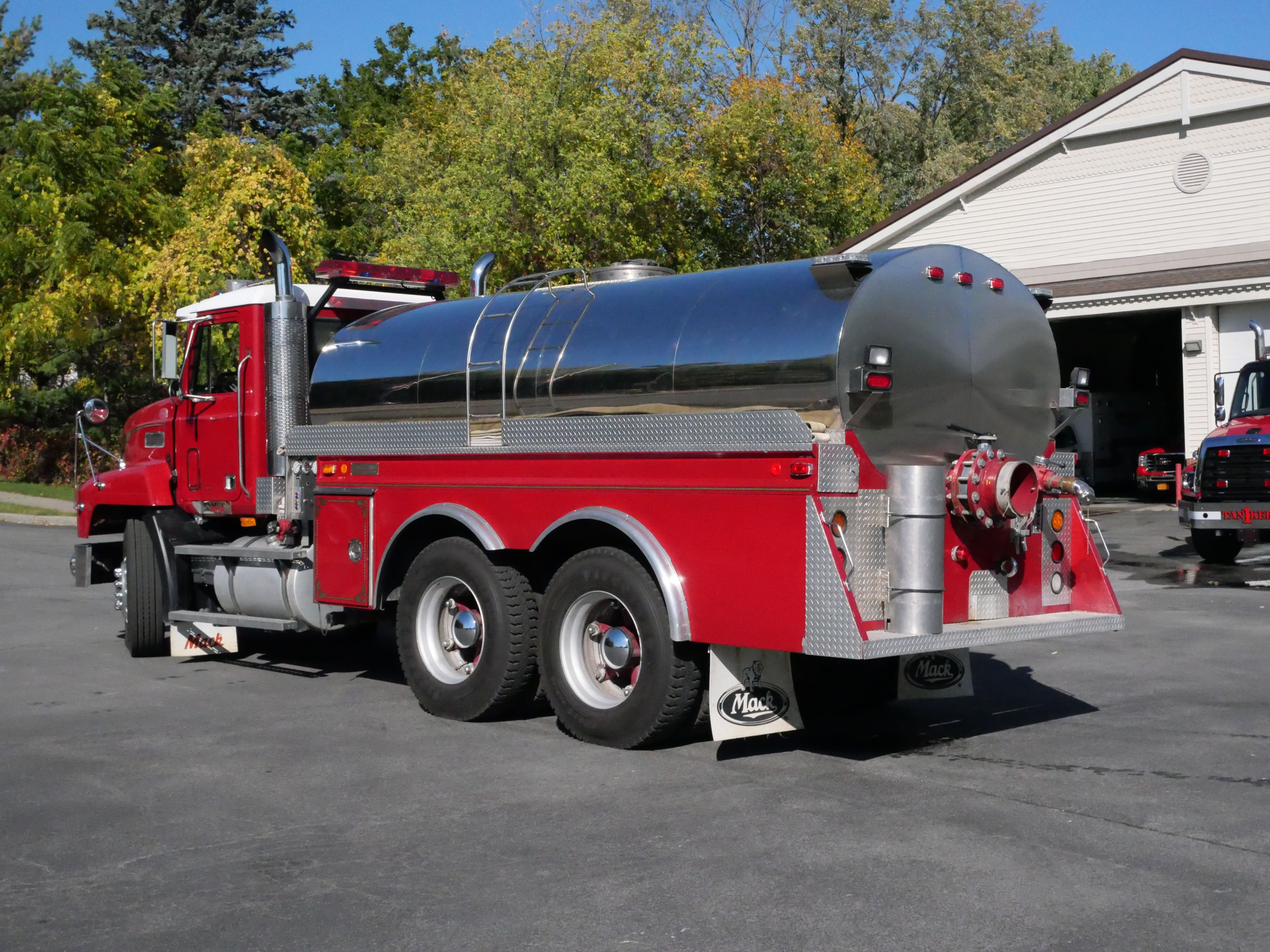 1993 4 Guys Mack Pumper Tanker - image 5