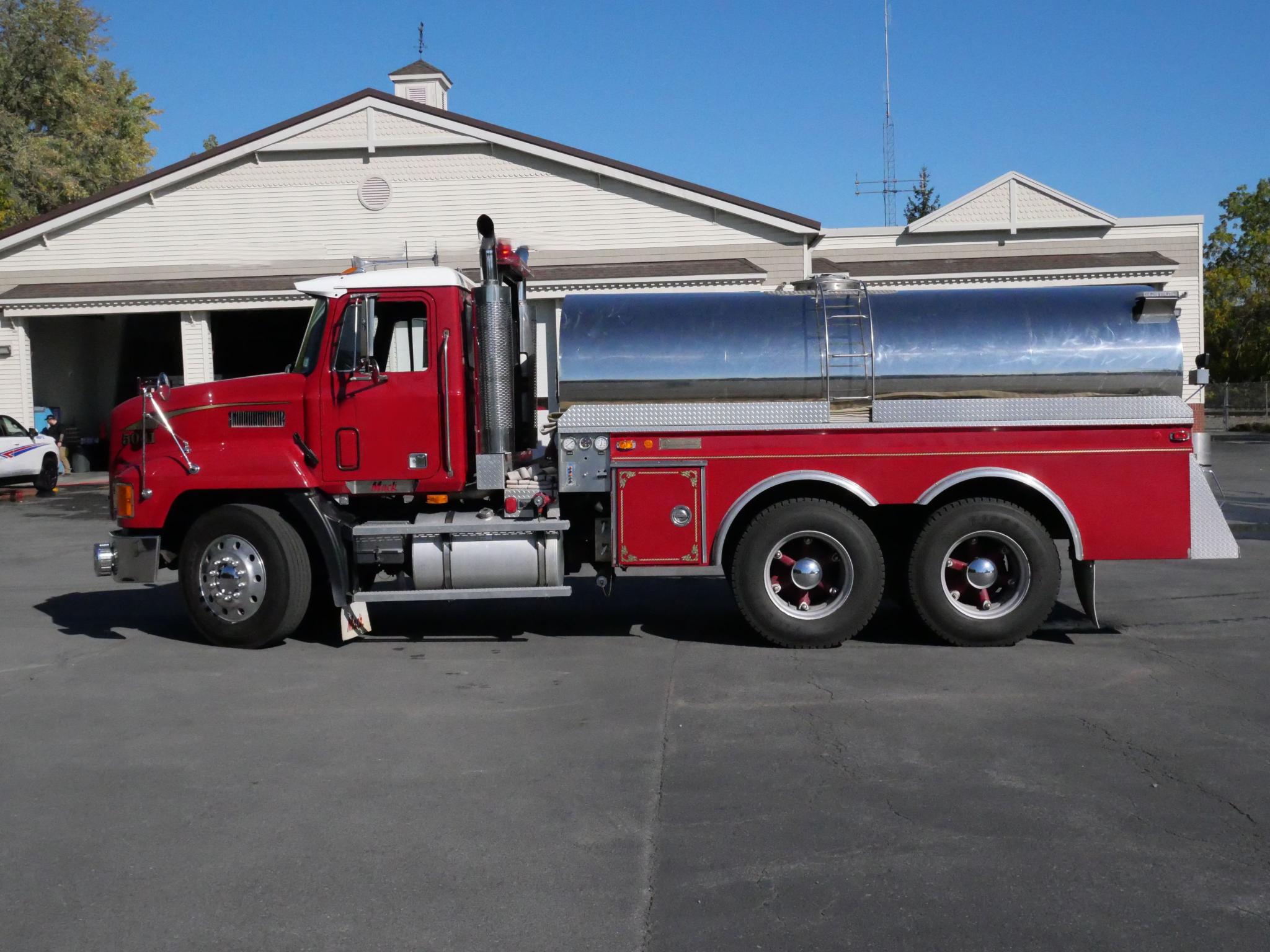 1993 4 Guys Mack Pumper Tanker - image 4